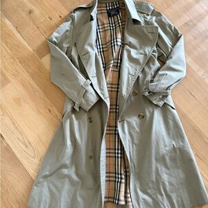 Mens Vintage Burberry’s Trench Coat with Signature Check Lining- size 46Reg US